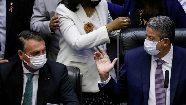 O presidente brasileiro Jair Bolsonaro (à esquerda) conversa com o presidente da Câmara dos Deputados, Arthur Lira, durante sessão no Congresso Nacional, em 24 de novembro de 2021. - Sputnik Brasil