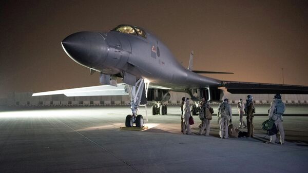 Um lanceiro B-1B da Força Aérea dos EUA e sua tripulação, em Doha, no Catar, em 14 de abril de 2018 - Sputnik Brasil