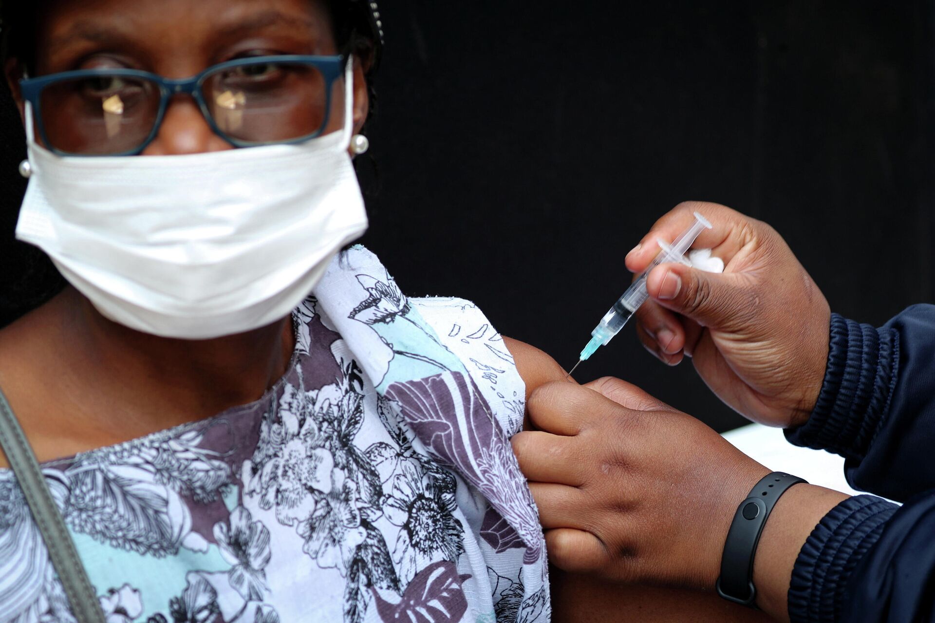 Um profissional de saúde aplica uma dose da vacina da Johnson & Johnson contra a COVID-19 em uma mulher em Houghton, em Joanesburgo, na África do Sul, em 20 de agosto de 2021 - Sputnik Brasil, 1920, 03.12.2021