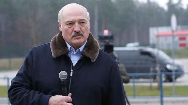 Aleksandr Lukashenko, presidente de Belarus, fala com migrantes durante visita ao centro de transporte e logística fronteiriço Bruzgi, na região de Grodno, Belarus, 26 de novembro de 2021 - Sputnik Brasil