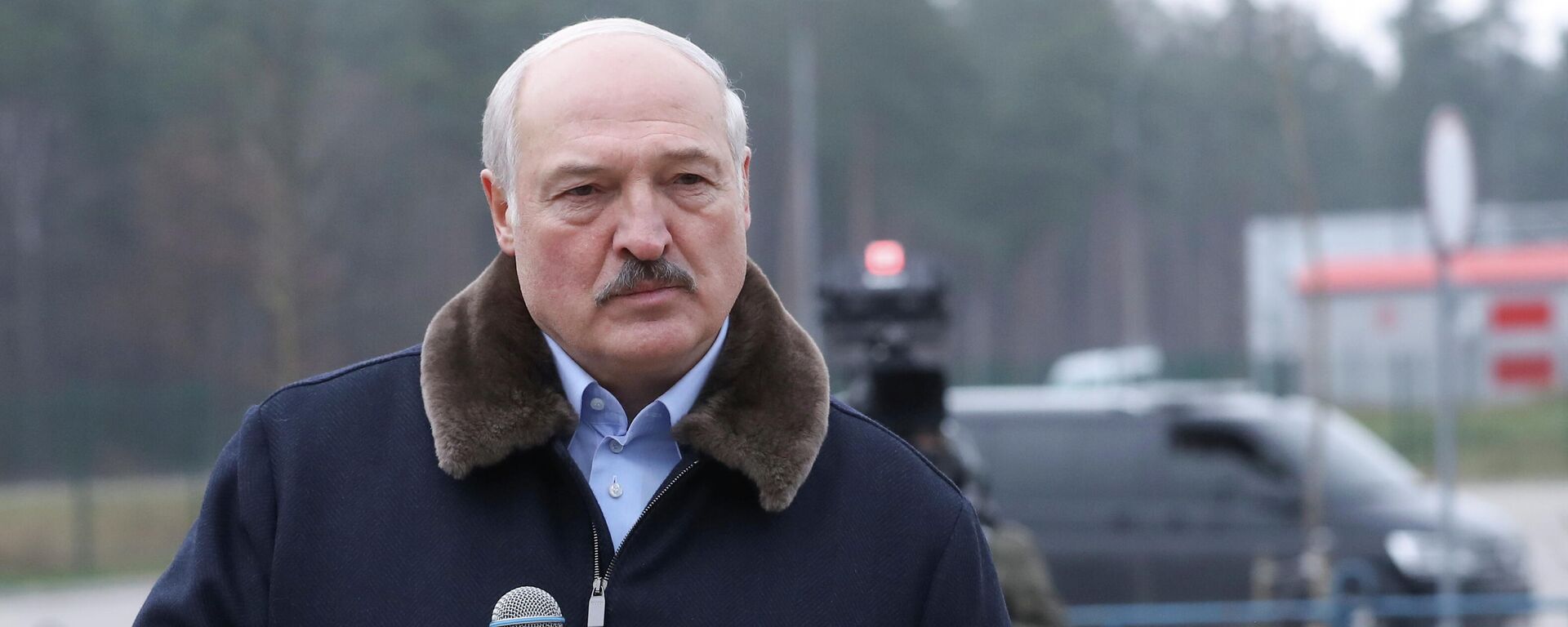 Aleksandr Lukashenko, presidente de Belarus, fala com migrantes durante visita ao centro de transporte e logística fronteiriço Bruzgi, na região de Grodno, Belarus, 26 de novembro de 2021 - Sputnik Brasil, 1920, 30.11.2021
