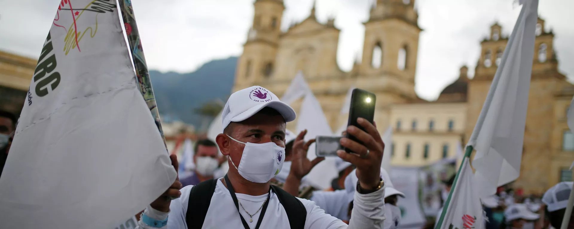 Ex-guerrilheiros das Forças Armadas Revolucionárias da Colômbia (FARC) participam de um protesto denominado Peregrinação pela Vida e pela Paz exigindo garantias de segurança e cumprimento dos acordos de paz assinados com o governo, em Bogotá, Colômbia, 1º de novembro de 2020 - Sputnik Brasil, 1920, 30.11.2021