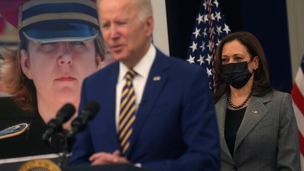Joe Biden e Kamala Harris, presidente e vice-presidente norte-americanos, respetivamente, em auditório da Casa Branca em Washington, EUA, 30 de novembro de 2022 - Sputnik Brasil