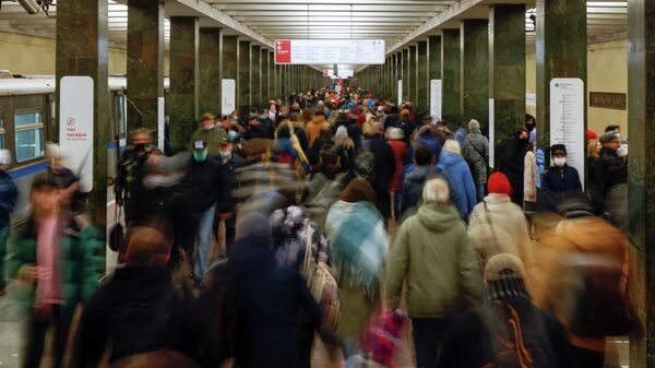 Passageiros na plataforma da estação de metrô Shchiolkovskaia em Moscou, Rússia, 8 de novembro de 2021 - Sputnik Brasil