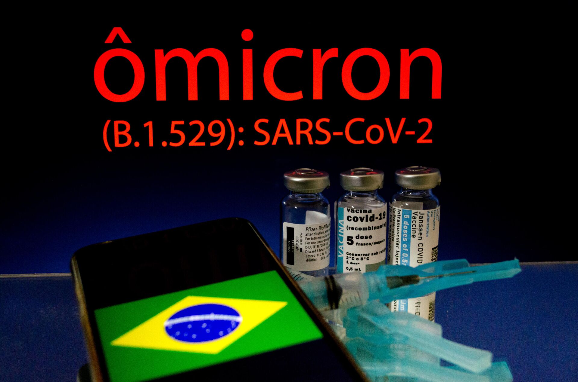 Ampolas de vacina com logotipo Ômicron em tela de fundo - Sputnik Brasil, 1920, 01.12.2021