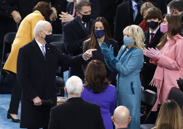 Presidente eleito dos EUA, Joe Biden com sua esposa Jill Biden antes do juramento. - Sputnik Brasil