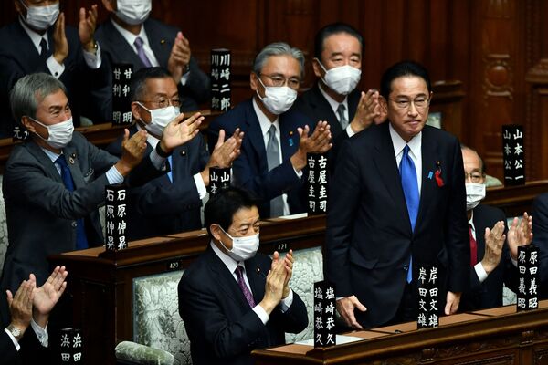O líder do Partido Liberal Democrata, Fumio Kishida (2º à direita), é aplaudido após ser eleito novo primeiro-ministro do Japão na câmara baixa do Parlamento em Tóquio, 4 de outubro de 2021. - Sputnik Brasil