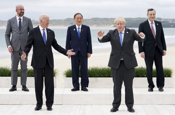 Líderes do G7 posam durante uma foto em grupo na cúpula do G7, realizada para discutir sobre a COVID-19, mudança climática, política internacional e economia, no Carbis Bay Hotel, no Reino Unido, 11 de junho de 2021. - Sputnik Brasil