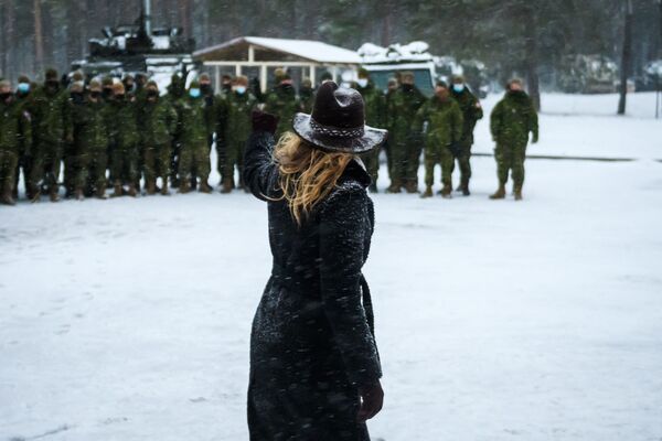 Melanie Joly, ministra das Relações Exteriores do Canadá, sai após um encontro com as tropas militares canadenses baseadas na Letônia, 29 de novembro de 2021. - Sputnik Brasil