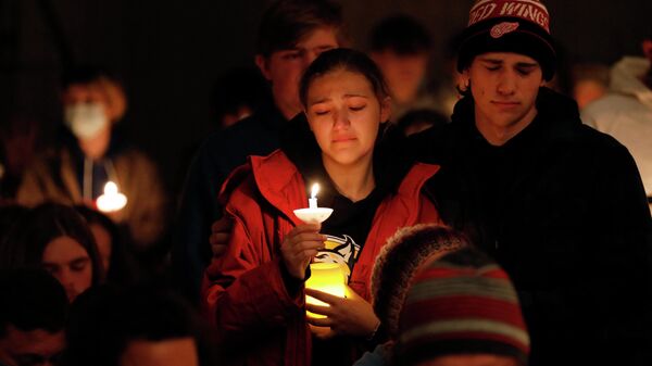 Alunos com velas durante vigília após tiroteio na escola no estado do Michigan, EUA, 30 de novembro de 2021 - Sputnik Brasil