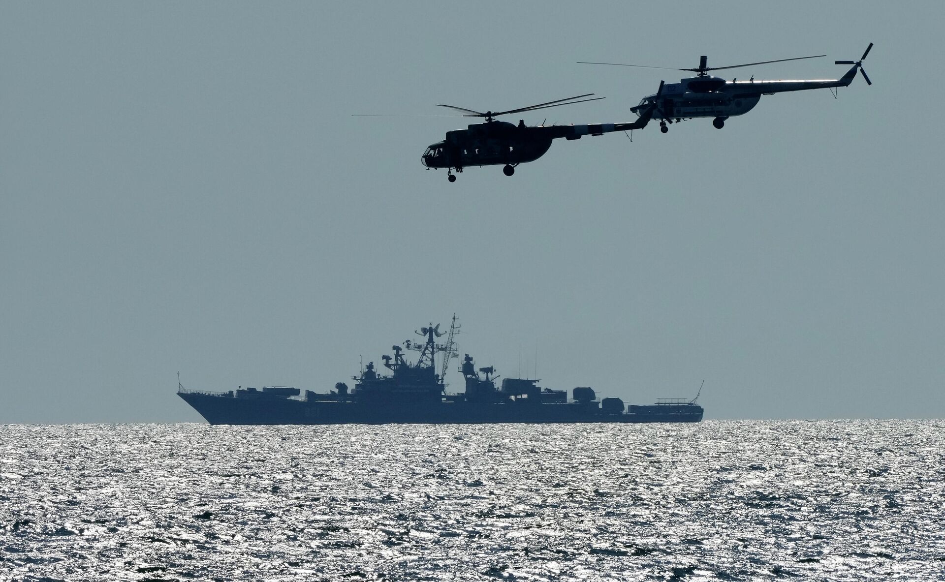 Helicópteros ucranianos sobrevoam navio de guerra russo durante as manobras de exercícios em conjunto à OTAN, no mar Negro, 9 de julho de 2021 - Sputnik Brasil, 1920, 01.12.2021