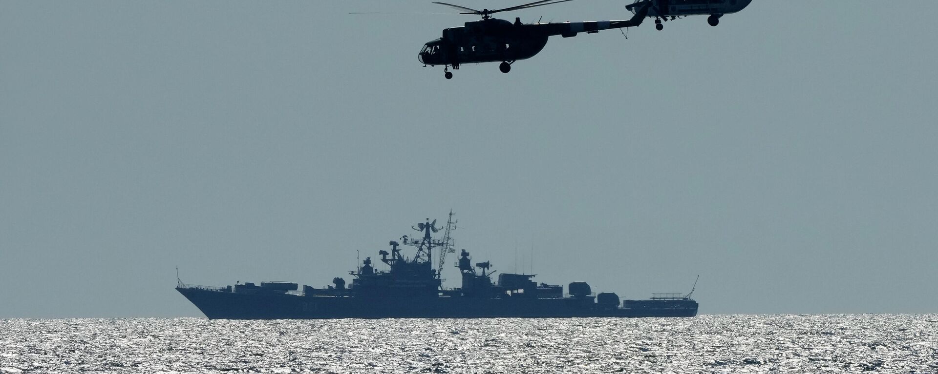 Helicópteros ucranianos sobrevoam navio de guerra russo durante as manobras de exercícios em conjunto à OTAN, no mar Negro, 9 de julho de 2021 - Sputnik Brasil, 1920, 02.01.2023