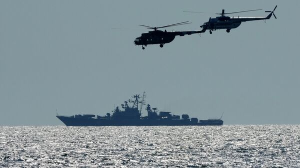 Helicópteros ucranianos sobrevoam navio de guerra russo durante as manobras de exercícios em conjunto à OTAN, no mar Negro, 9 de julho de 2021 - Sputnik Brasil
