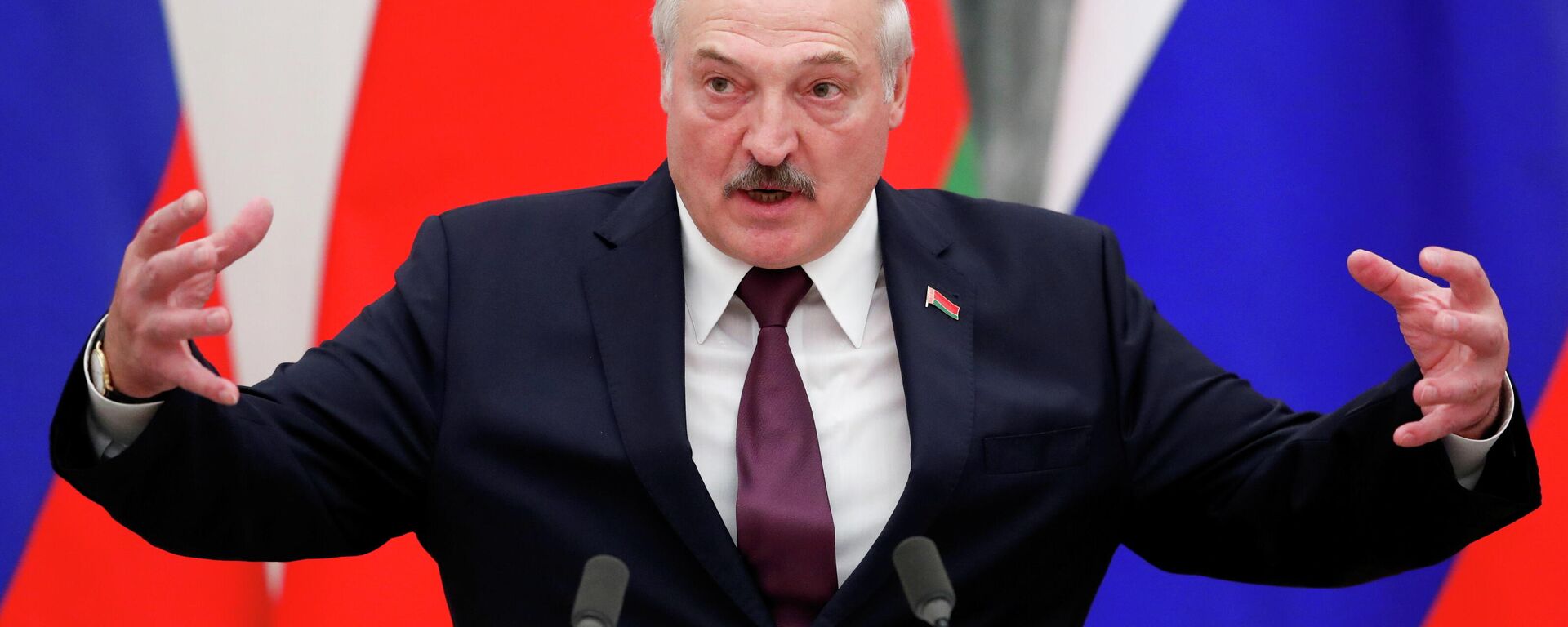 O presidente da Bielorrússia, Alexander Lukashenko, fala durante uma entrevista coletiva após conversas com seu homólogo russo Vladimir Putin no Kremlin em Moscou, Rússia, em 9 de setembro de 2021 - Sputnik Brasil, 1920, 01.12.2021