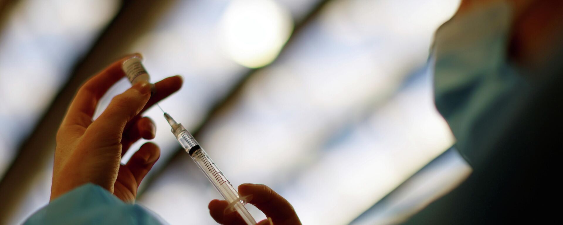 Um profissional de saúde prepara uma dose da vacina da Pfizer em um centro de vacinação contra a COVID-19 em Nice, na França, no dia 1º de dezembro de 2021 - Sputnik Brasil, 1920, 01.12.2021