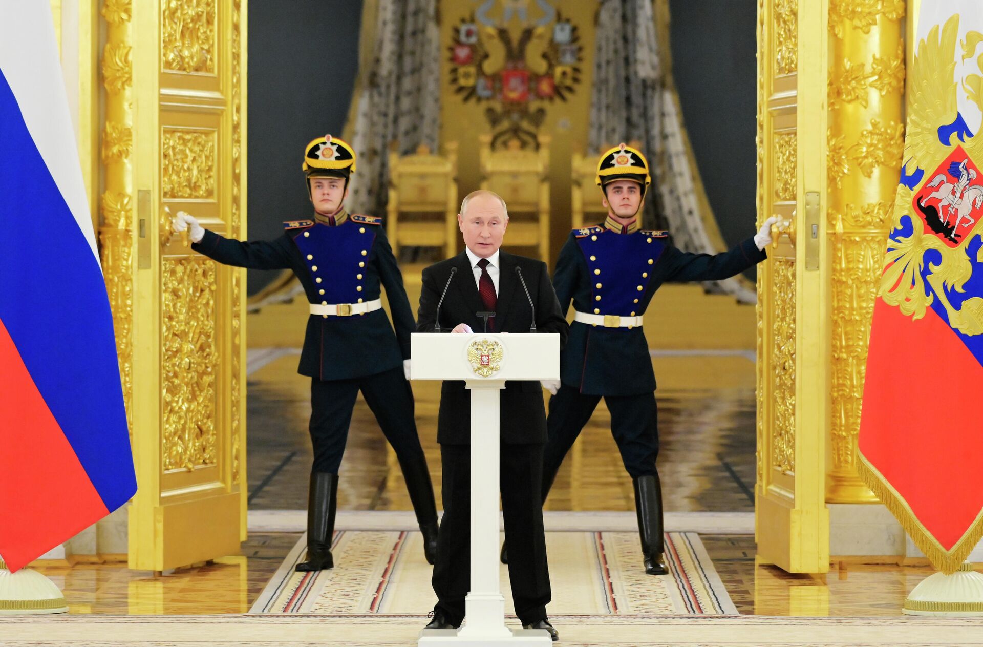 O presidente russo, Vladimir Putin, fala durante cerimônia para receber as credenciais de embaixadores estrangeiros no Kremlin, em Moscou, Rússia, 1º de dezembro de 2021 - Sputnik Brasil, 1920, 01.12.2021