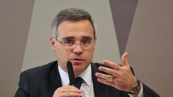 André Mendonça gesticula diante da Comissão de Constituição e Justiça do Senado durante sabatina de sua indicação ao Supremo Tribunal Federal (STF), em 1º de dezembro de 2021. - Sputnik Brasil