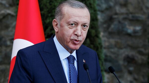 Recep Tayyip Erdogan, presidente da Turquia, fala durante coletiva de imprensa na Mansão Huber em Istambul, Turquia, 16 de outubro de 2021 - Sputnik Brasil