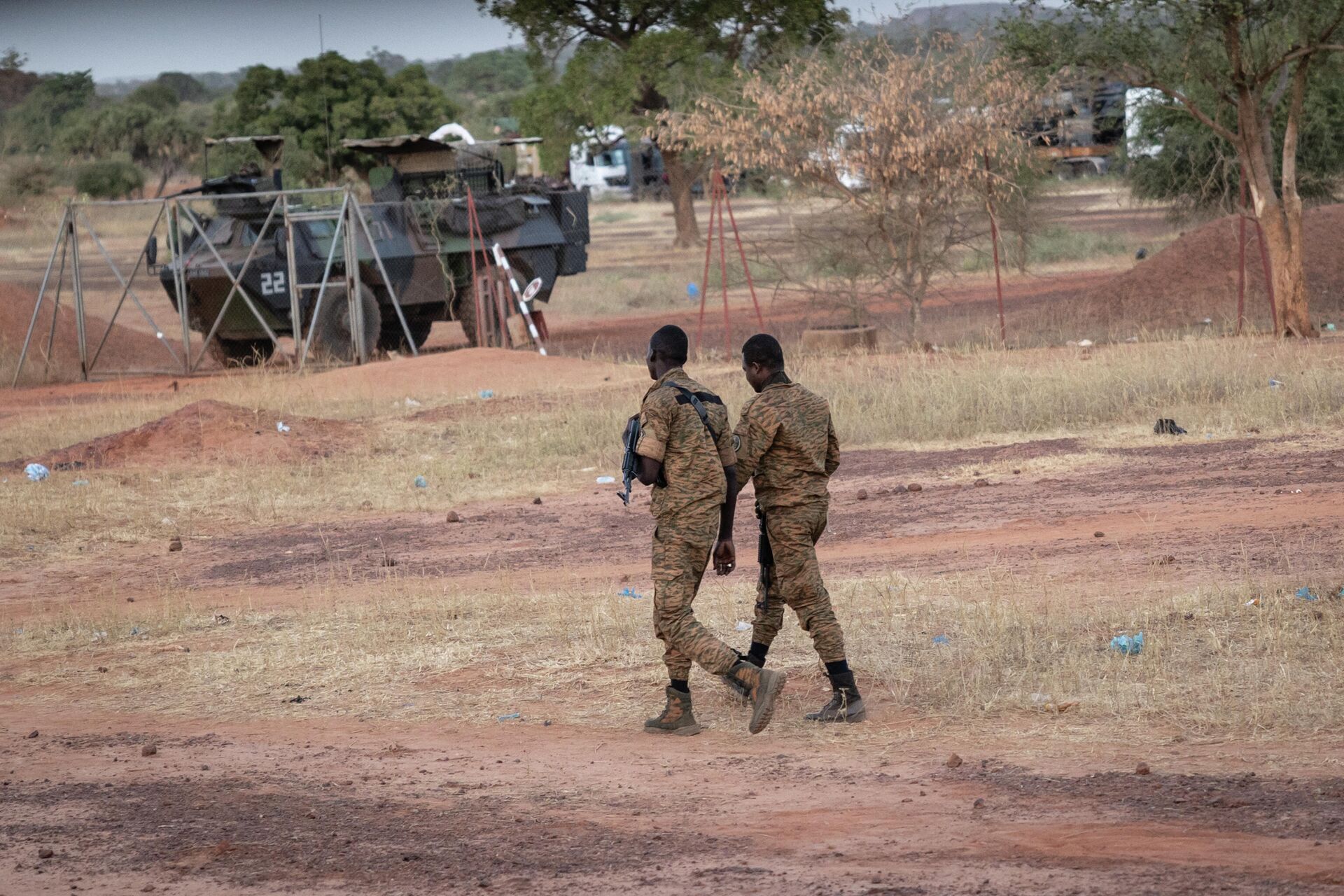Oficiais do exército de Burkina Faso patrulham perto de um veículo blindado francês estacionado em Kaya, capital da região centro-norte de Burkina Faso, em 20 de novembro de 2021 - Sputnik Brasil, 1920, 02.12.2021