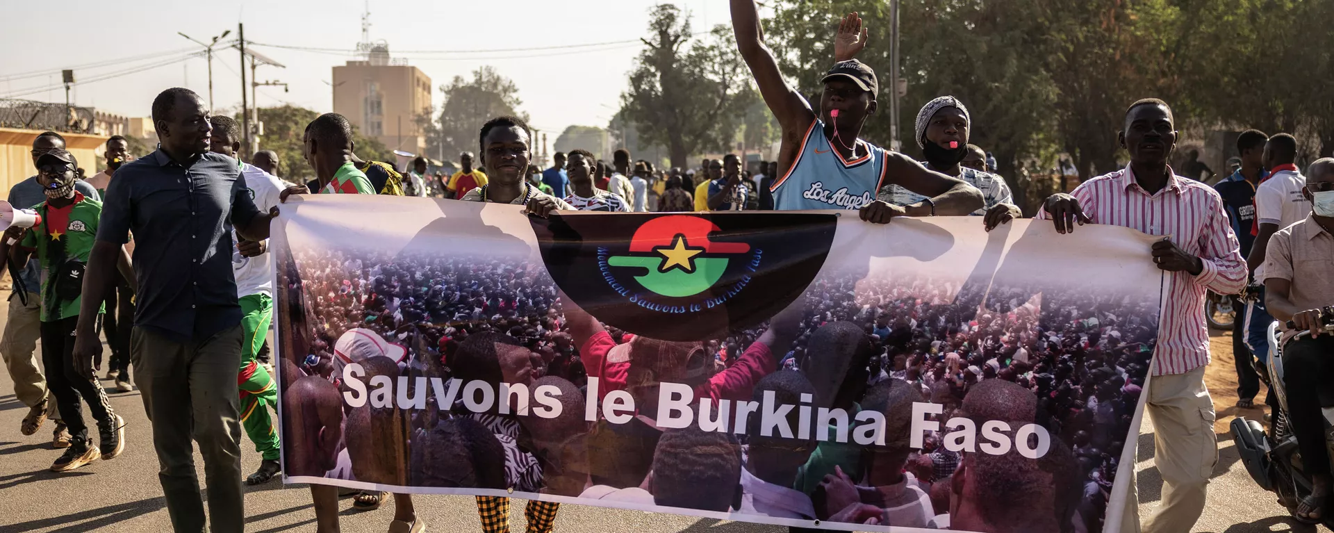 Manifestantes seguram uma faixa que diz'Salve o Burkina Faso' durante uma manifestação em Ouagadougou em 27 de novembro de 2021 - Sputnik Brasil, 1920, 02.12.2021