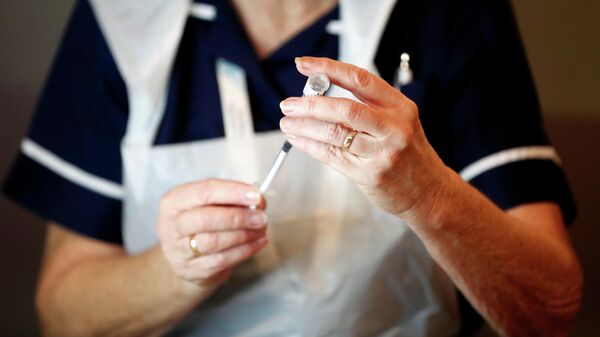 Uma enfermeira prepara uma dose de vacina em Hartlepool, no Reino Unido, no dia 1º de dezembro de 2021 - Sputnik Brasil