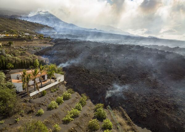 Fluxos de lava destruindo casas durante erupção de vulcão em La Palma, Espanha, 29 de novembro de 2021 - Sputnik Brasil