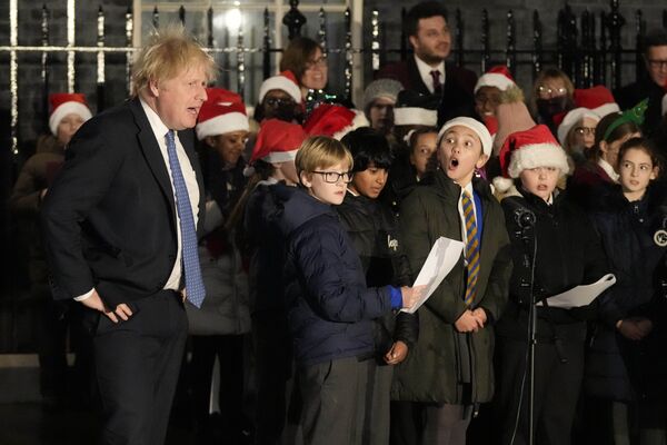 Boris Johnson, primeiro-ministro do Reino Unido, assiste a cerimônia de árvore de Natal em Downing Street, Londres, Reino Unido, 1º de dezembro de 2021 - Sputnik Brasil