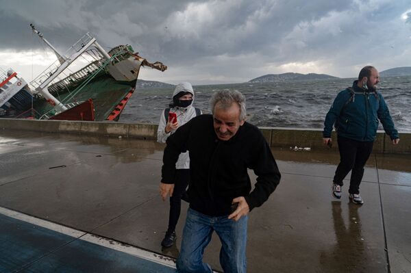 Pessoas junto de barco que virou devido a ventos fortes em Istambul, Turquia, 30 de novembro de 2021 - Sputnik Brasil