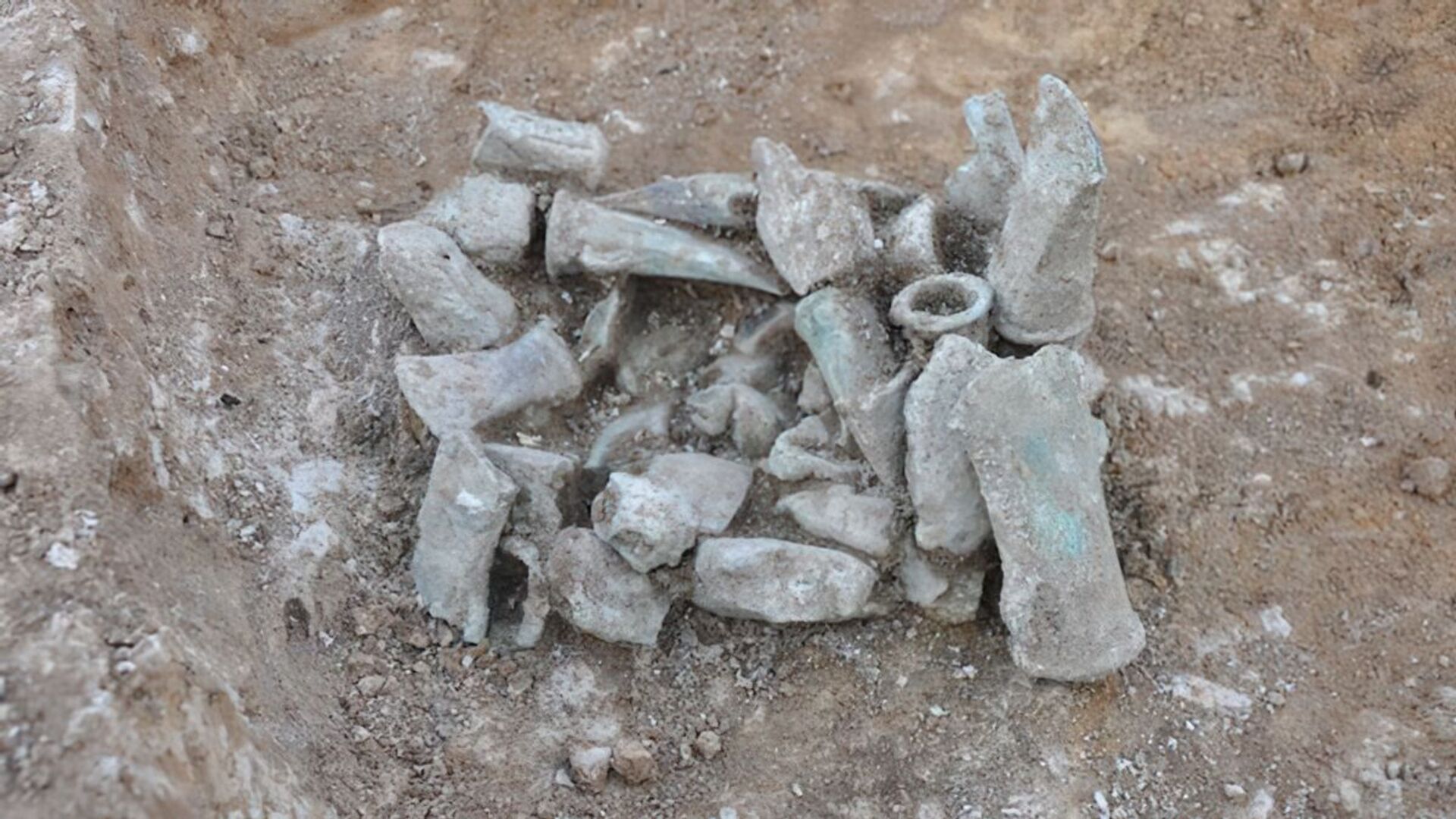 Fragmentos de machados datados de 1.300 a.C. encontrados por uma adolescente britânica perto da cidade de Royston  - Sputnik Brasil, 1920, 04.12.2021