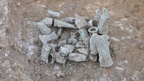 Fragmentos de machados datados de 1.300 a.C. encontrados por uma adolescente britânica perto da cidade de Royston  - Sputnik Brasil