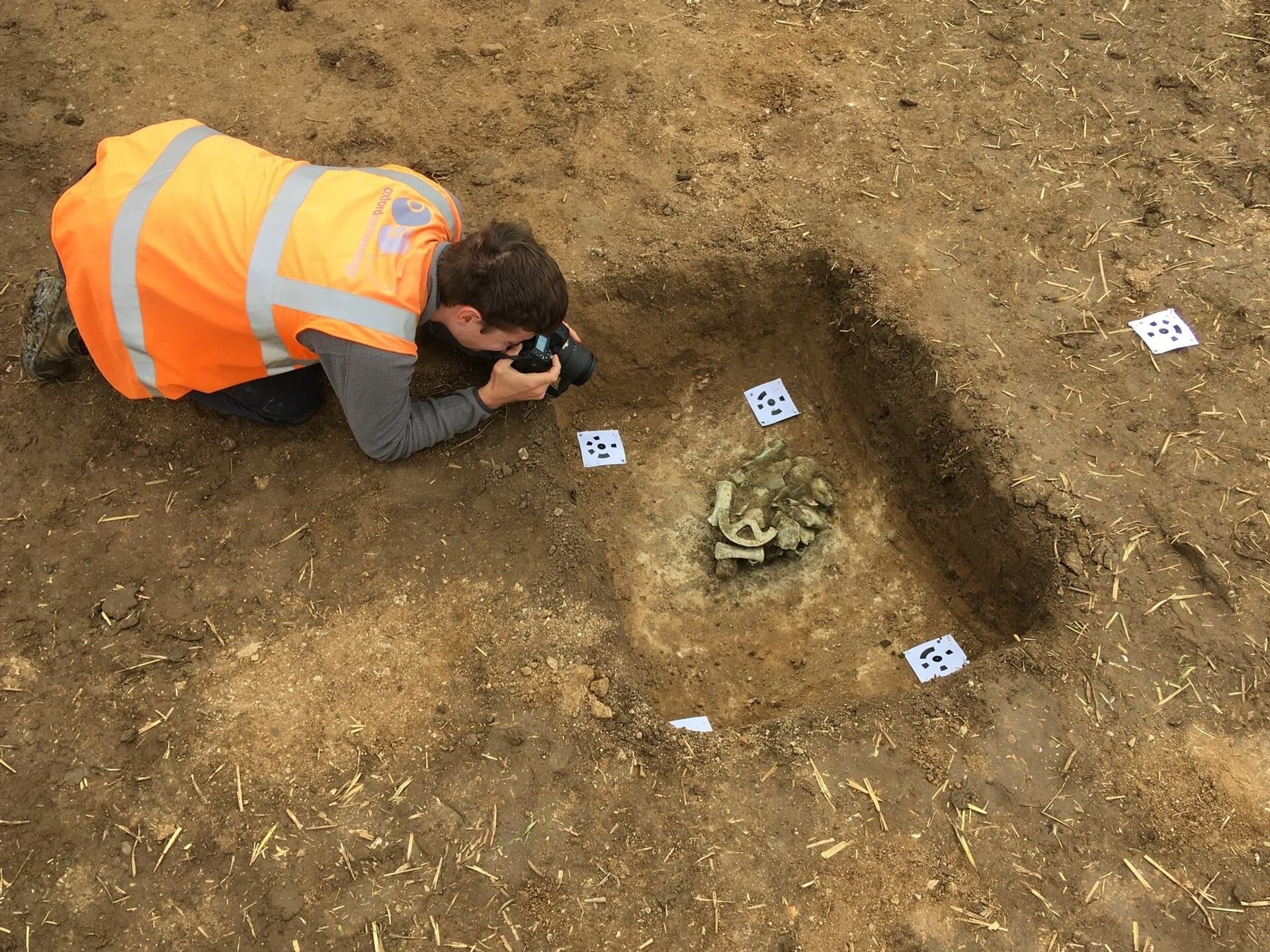 Fragmentos de machados datados de 1.300 a.C. encontrados por uma adolescente britânica perto da cidade de Royston

 - Sputnik Brasil, 1920, 04.12.2021