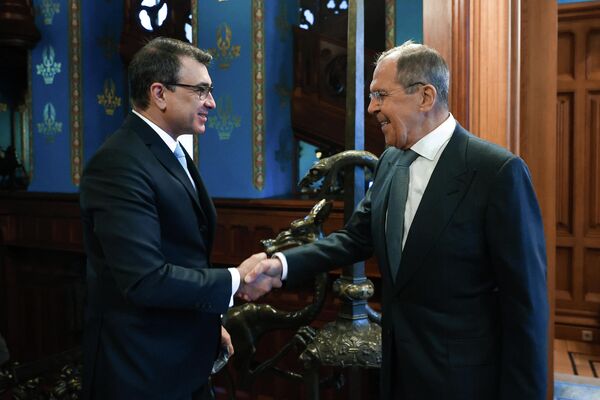Sergei Lavrov, ministro das Relações Exteriores da Rússia, e Carlos França, homólogo do Brasil, apertam as mãos durante encontro em Moscou, Rússia, 30 de novembro de 2021 - Sputnik Brasil