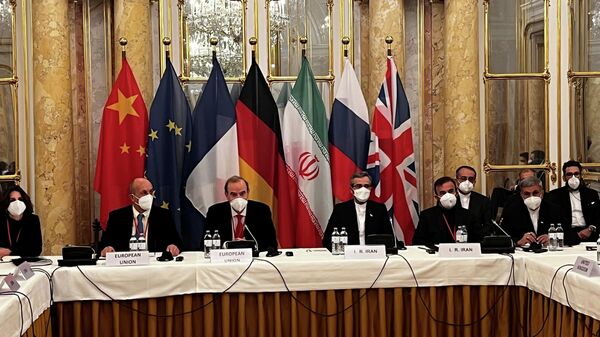 Enrique Mora, vice-secretário-geral do Serviço Europeu de Ação Externa (EEAS, na sigla em inglês), e Ali Bagheri Kani, negociador nuclear principal do Irã, ambos no centro, esperam pelo começo de reunião da Comissão Conjunta do JCPOA (acordo nuclear iraniano) em Viena, Áustria, 3 de dezembro de 2021 - Sputnik Brasil