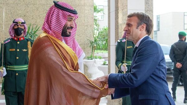 O príncipe saudita, Mohammed bin Salman, recebe o presidente francês Emmanuel Macron em Jeddah, Arábia Saudita, em 4 de dezembro de 2021 - Sputnik Brasil