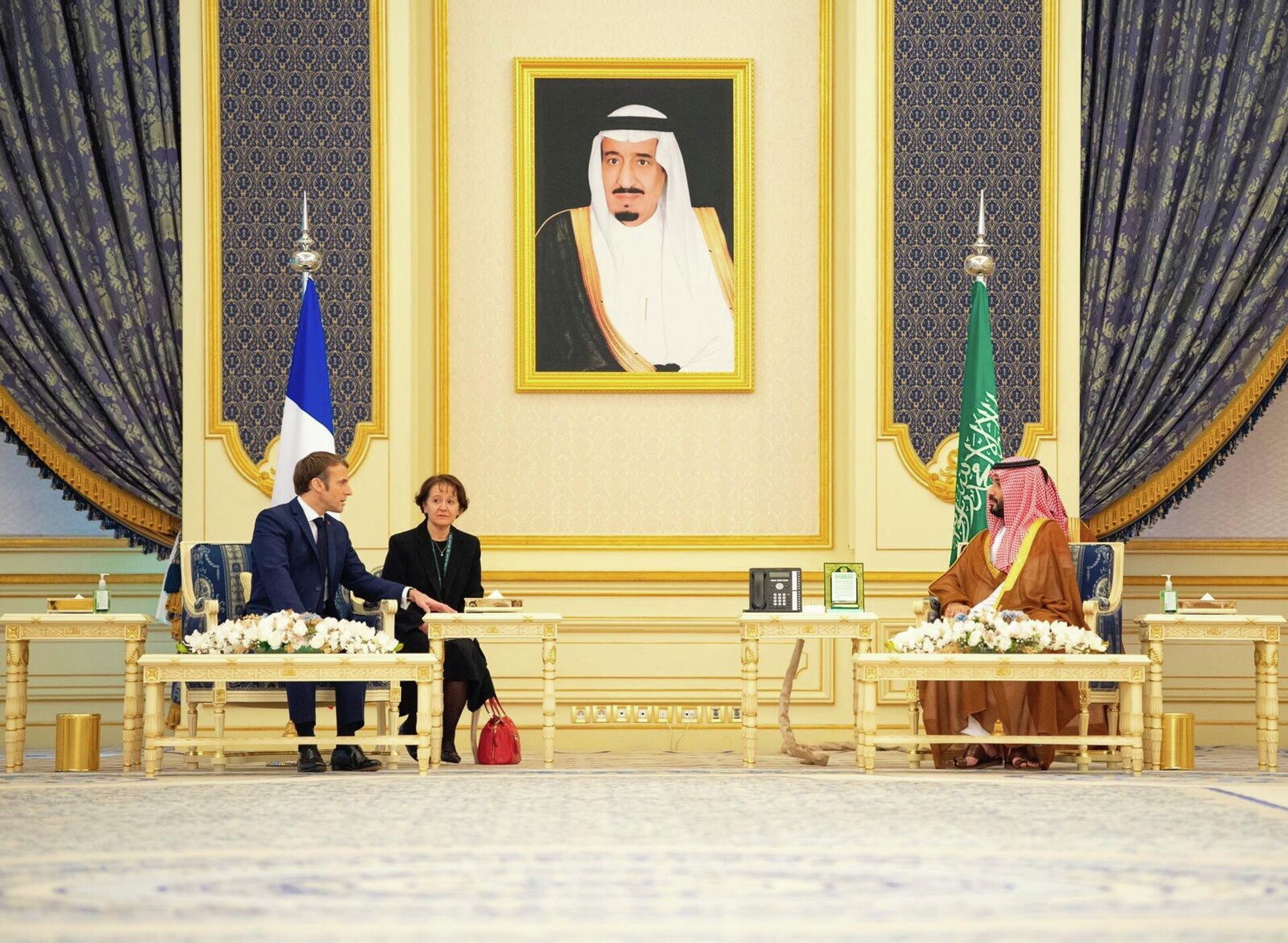 O príncipe saudita, Mohammed bin Salman, recebe o presidente francês Emmanuel Macron em Jeddah, Arábia Saudita, 4 de dezembro de 2021 - Sputnik Brasil, 1920, 04.12.2021