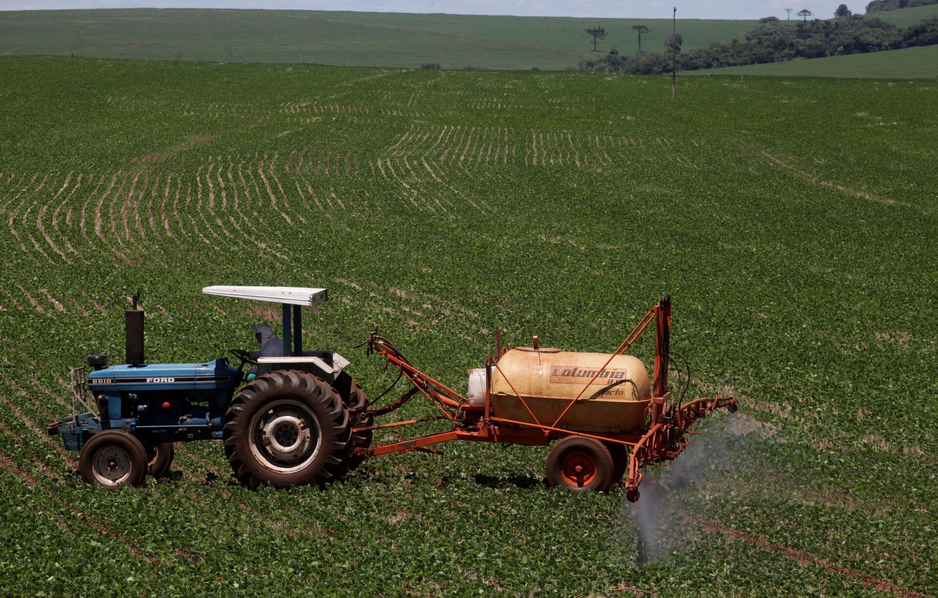 Trator joga fertilizantes em plantação de soja em Campo Mourão, no centro-oeste do Paraná, em 27 de novembro de 2021 - Sputnik Brasil, 1920, 26.05.2022