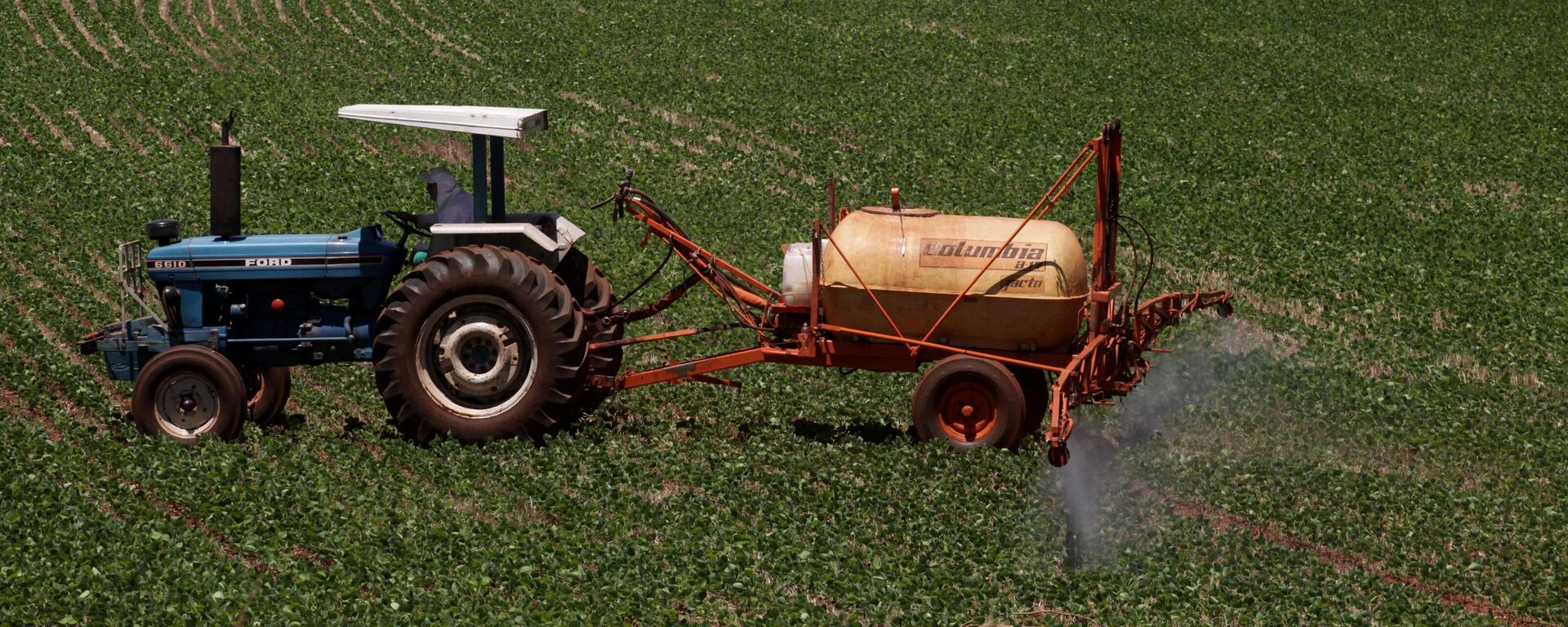 Trator joga fertilizantes em plantação de soja em Campo Mourão, no centro-oeste do Paraná, em 27 de novembro de 2021 - Sputnik Brasil, 1920, 23.11.2022