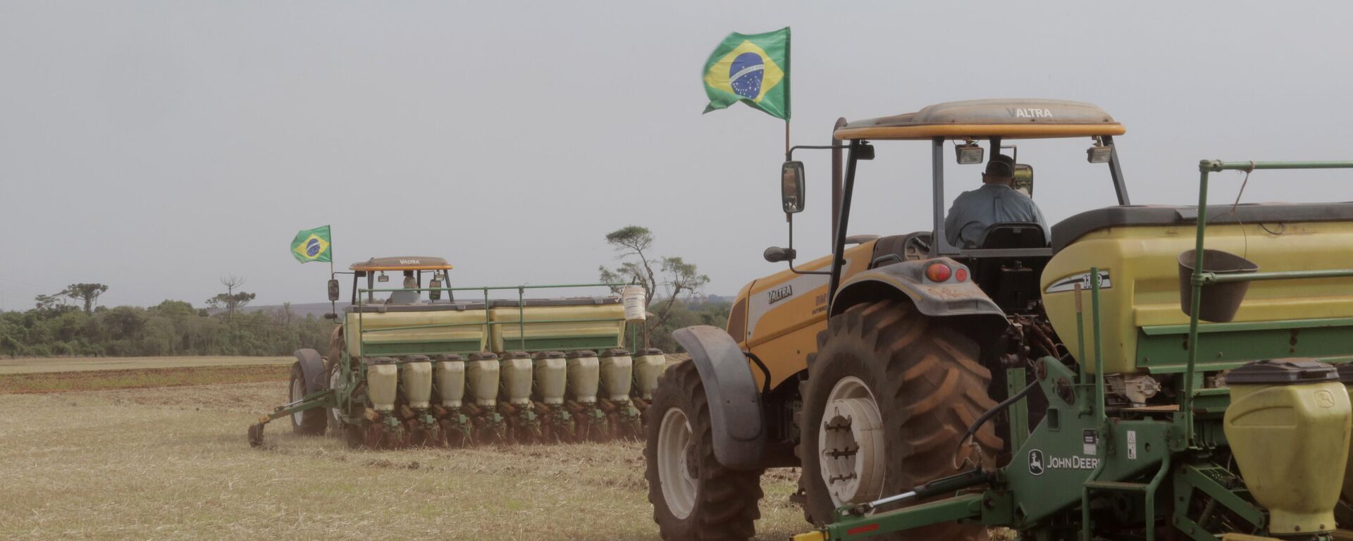 Plantadeiras e agricultores durante plantio de soja em propriedade rural no Paraná, 20 de outubro de 2021. - Sputnik Brasil, 1920, 11.04.2022