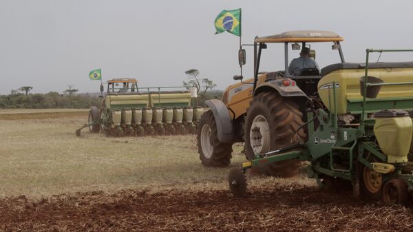Plantio de soja no Paraná. Na foto, plantadeiras e agricultores durante plantio de soja em propriedade rural, 20 de outubro de 2021 - Sputnik Brasil
