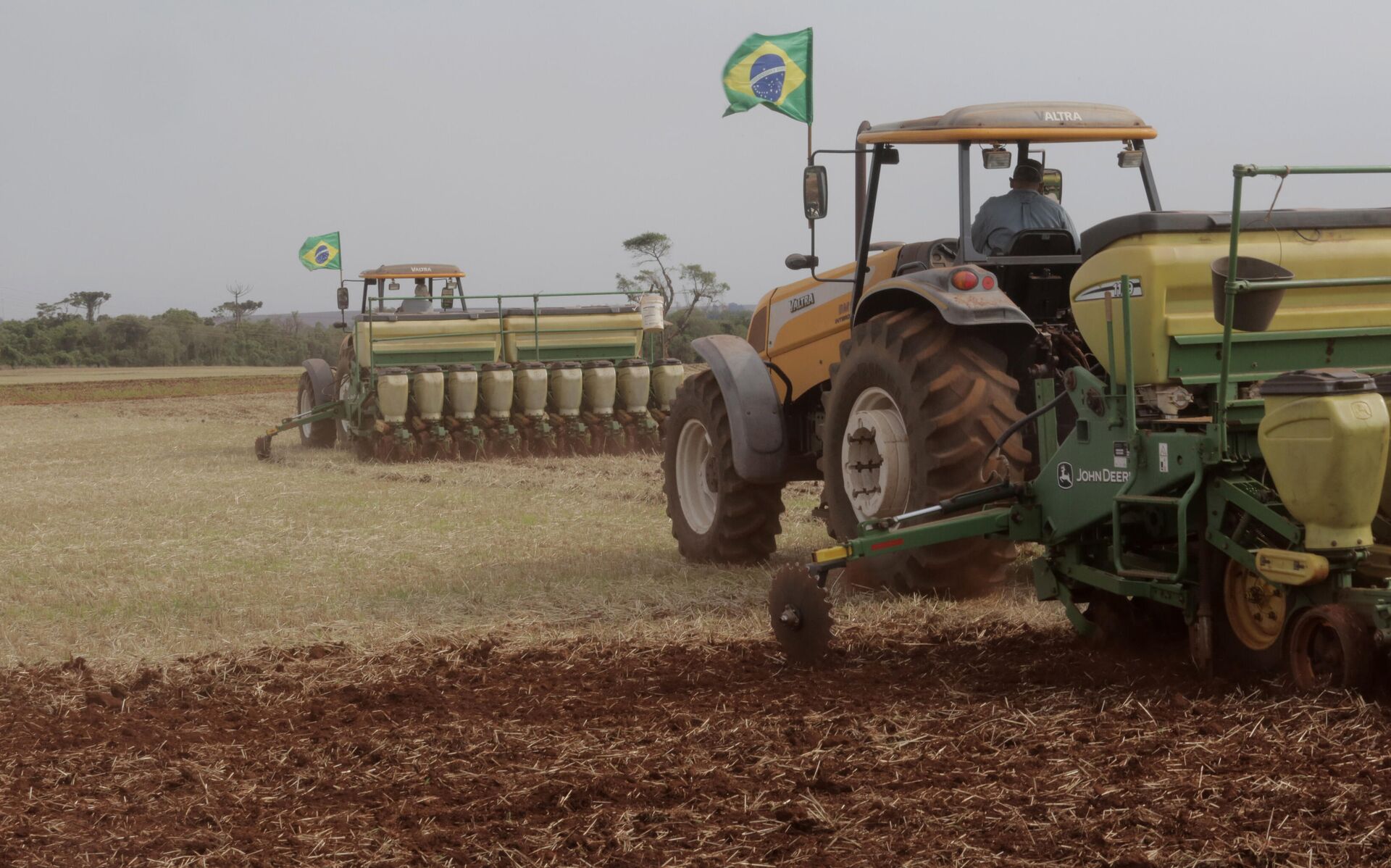 Plantio de soja no Paraná. Na foto, plantadeiras e agricultores durante plantio de soja em propriedade rural, 20 de outubro de 2021 - Sputnik Brasil, 1920, 18.05.2022