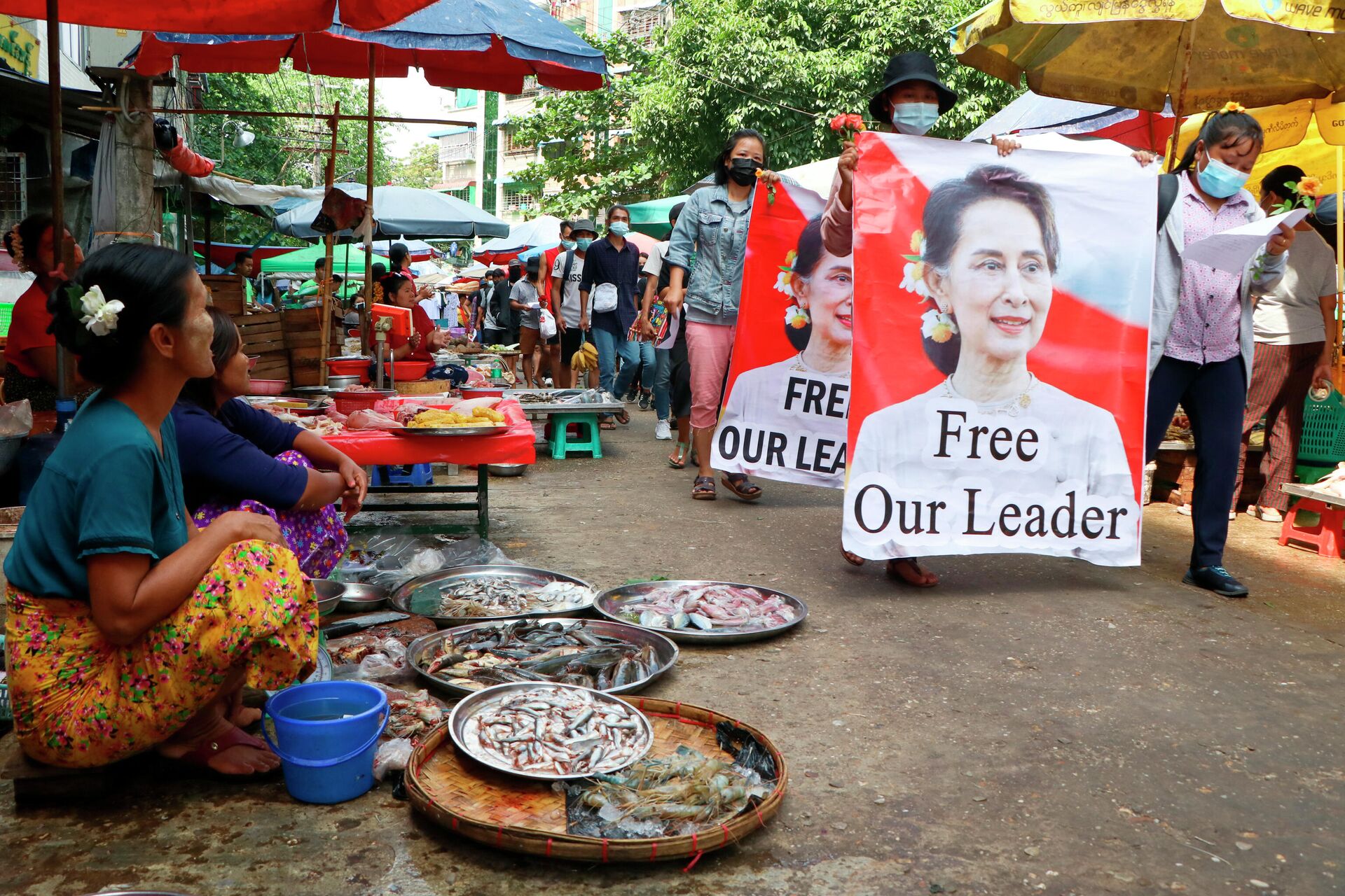 Manifestantes em Mianmar (antiga Birmânia) marcham contra o golpe militar com retratos da líder Aung San Suu Kyi, Mianmar, 8 de abril de 2021  - Sputnik Brasil, 1920, 06.12.2021