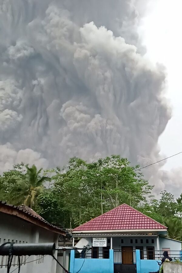 Vulcão Semeru espalhando cinza durante erupção vista do distrito de Lumajang, Indonésia, 4 de dezembro de 2021 - Sputnik Brasil
