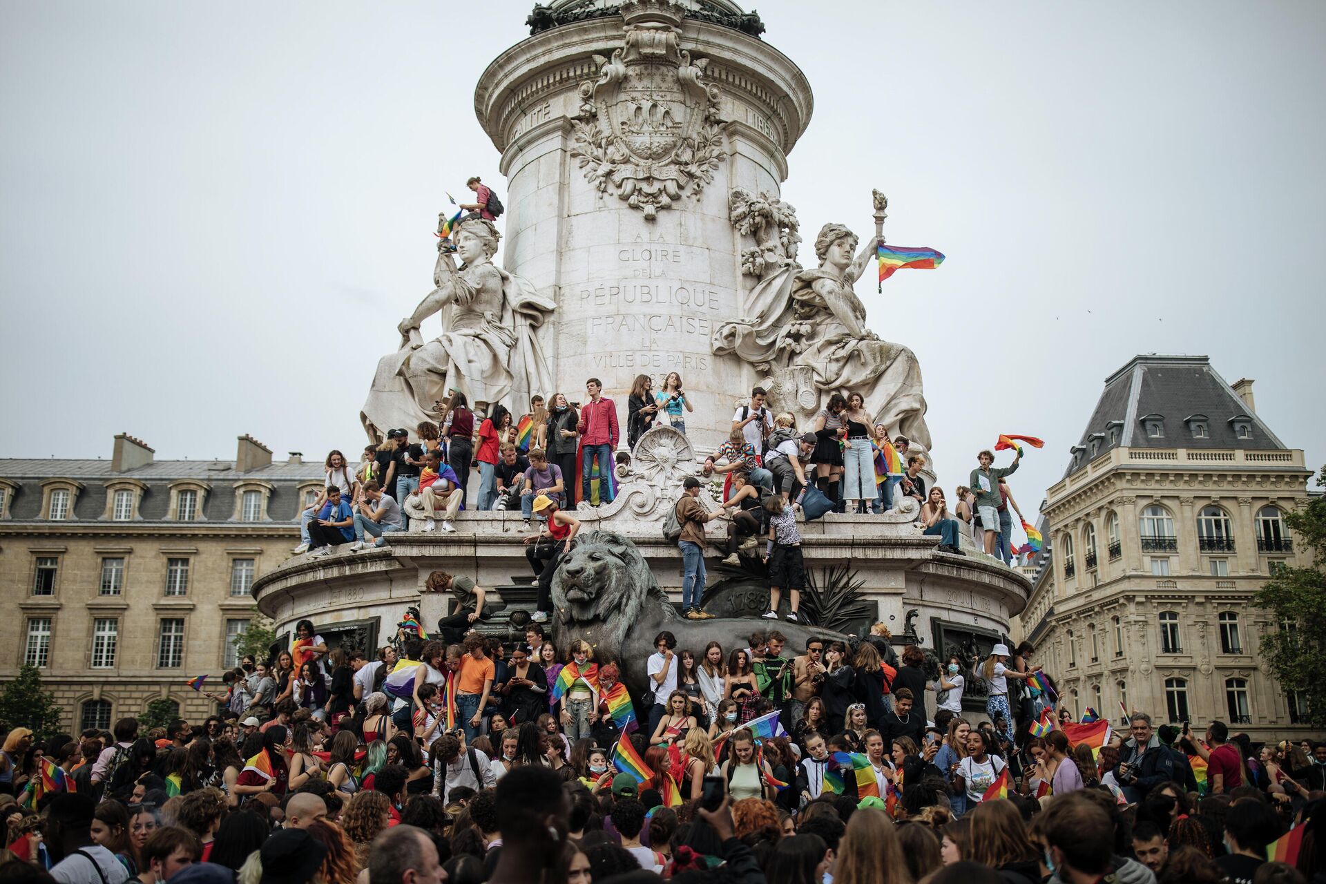 Participantes da marcha anual do Orgulho Gay em torno da estátua da Place de la République (Praça da República), Paris, 26 de junho de 2021 - Sputnik Brasil, 1920, 06.12.2021