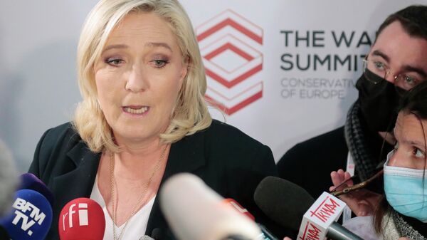 A líder do partido francês de extrema direita, Marine Le Pen, participa de uma coletiva de imprensa com repórteres em Varsóvia, Polônia, sábado, 4 de dezembro - Sputnik Brasil
