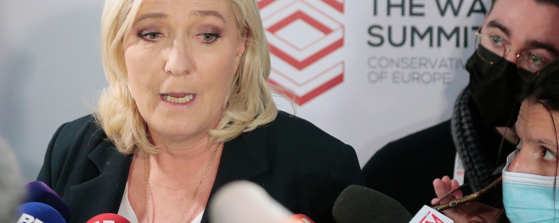 A líder do partido francês de extrema direita, Marine Le Pen, participa de uma coletiva de imprensa com repórteres em Varsóvia, Polônia, sábado, 4 de dezembro - Sputnik Brasil, 1920, 06.12.2021
