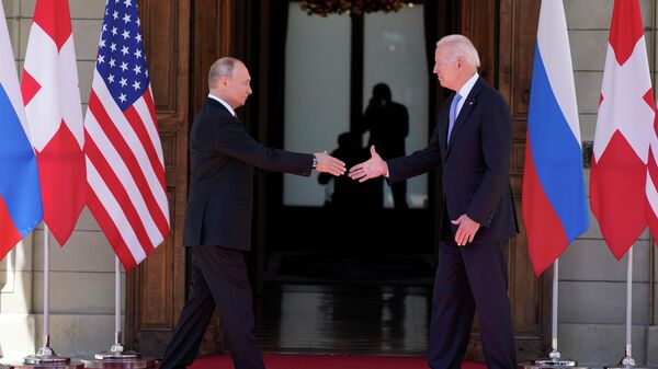 Presidente dos EUA, Joe Biden, e presidente da Rússia, Vladimir Putin, chegam para a cúpula em Genebra, Suíça, 16 de junho de 2021 - Sputnik Brasil