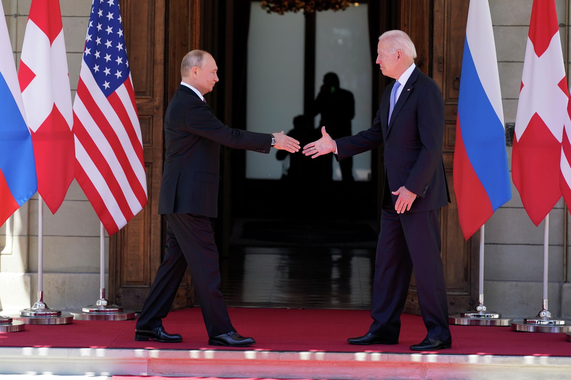 Presidente dos EUA, Joe Biden, e presidente da Rússia, Vladimir Putin, chegam para a cúpula em Genebra, Suíça, 16 de junho de 2021 - Sputnik Brasil, 1920, 07.12.2021