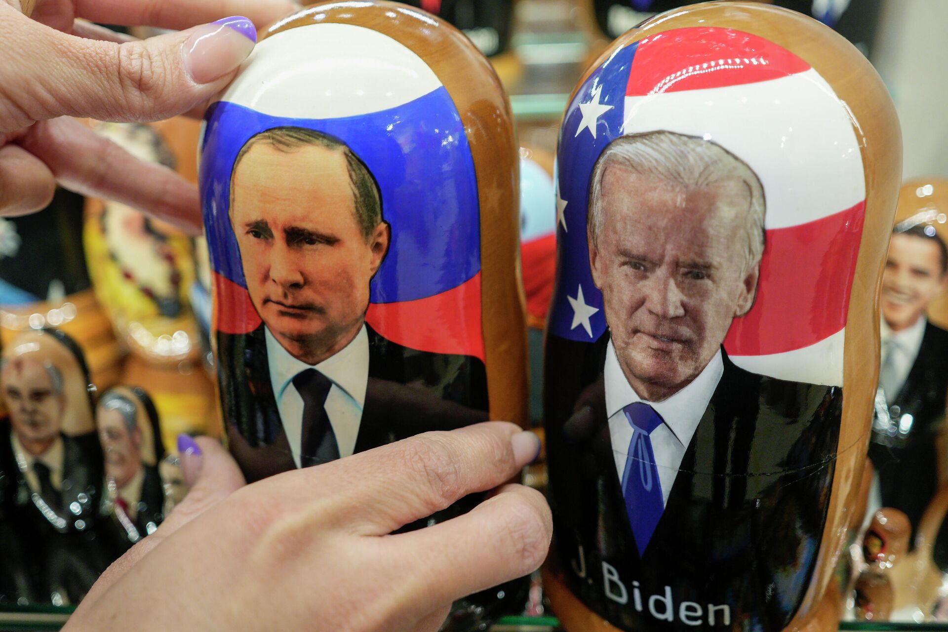 Tradicionais bonecas russas matrioskas com retratos do presidente russo Vladimir Putin e do presidente americano Joe Biden em uma loja em Moscou, 6 de dezembro de 2021 - Sputnik Brasil, 1920, 23.03.2022