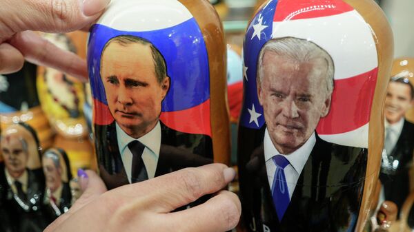 Tradicionais bonecas russas matrioskas com retratos do presidente russo Vladimir Putin e do presidente americano Joe Biden em uma loja em Moscou, 6 de dezembro de 2021 - Sputnik Brasil