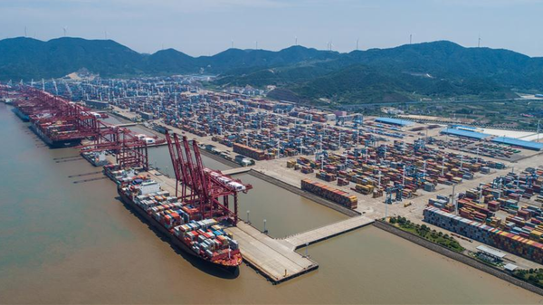 Vista aérea do cais de contêineres do porto de Zhoushan, na cidade de Ningbo, província de Zhejiang, leste da China, em 12 de julho de 2017 - Sputnik Brasil